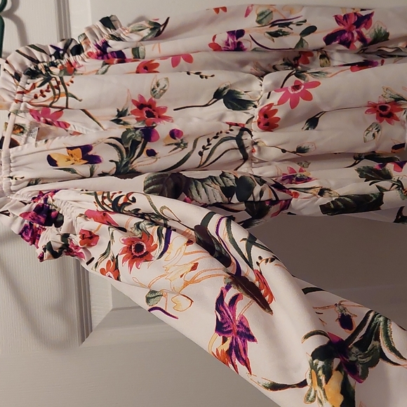 Floral off the shoulder blouse - Picture 3 of 3